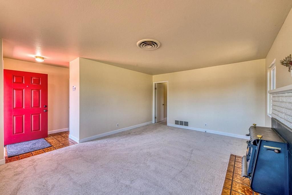 Image 7 of property listing at 1163 Granada Avenue, Salinas, CA 93906