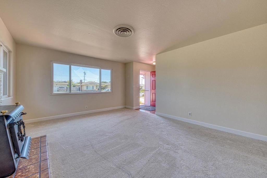 Image 9 of property listing at 1163 Granada Avenue, Salinas, CA 93906