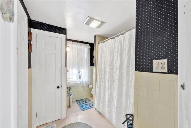 178 School St, Dennis, MA 02670