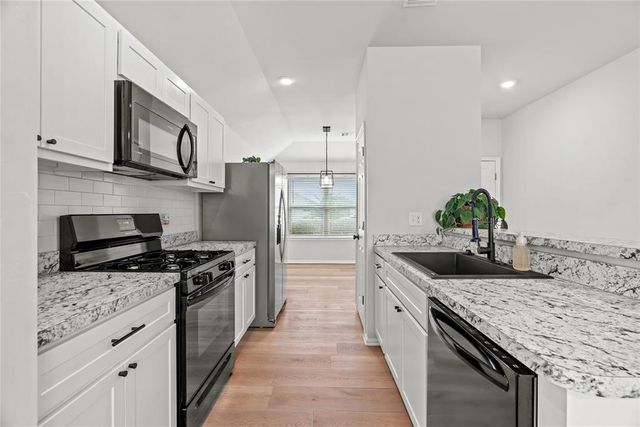 1009 S Blackjack Lane, Mustang, OK 73064