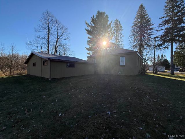 4746 E Sunnyside Avenue, Ironwood, MI 49938