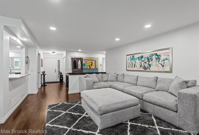 6461 Maple Hills Drive, Bloomfield Hills, MI 48301