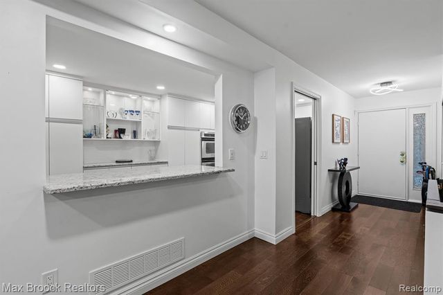 6461 Maple Hills Drive, Bloomfield Hills, MI 48301
