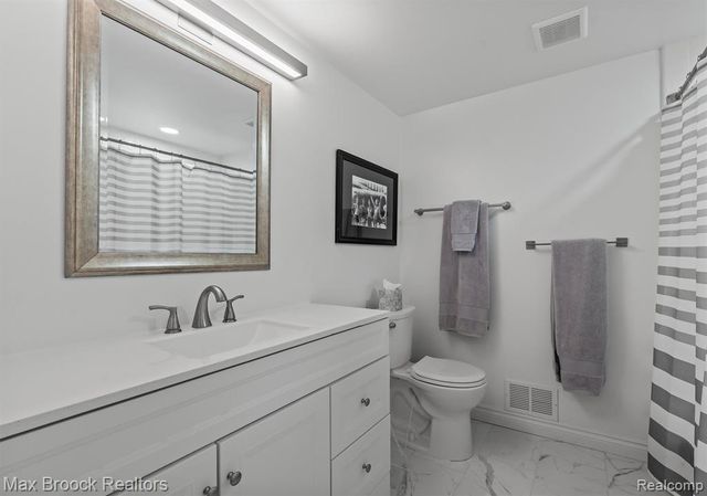 6461 Maple Hills Drive, Bloomfield Hills, MI 48301