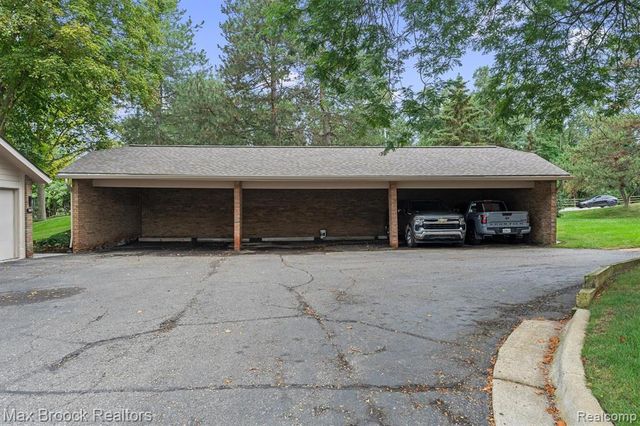 6461 Maple Hills Drive, Bloomfield Hills, MI 48301