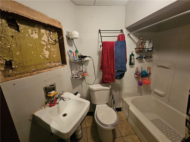 1962 Straubs Ln, Troy Hill, PA 15212