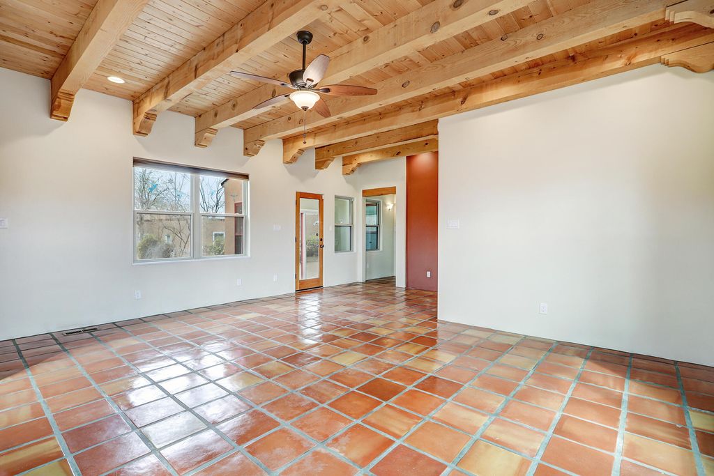 Image 10 of property listing at 2401 Kestrel Court NW, Albuquerque, NM 87107