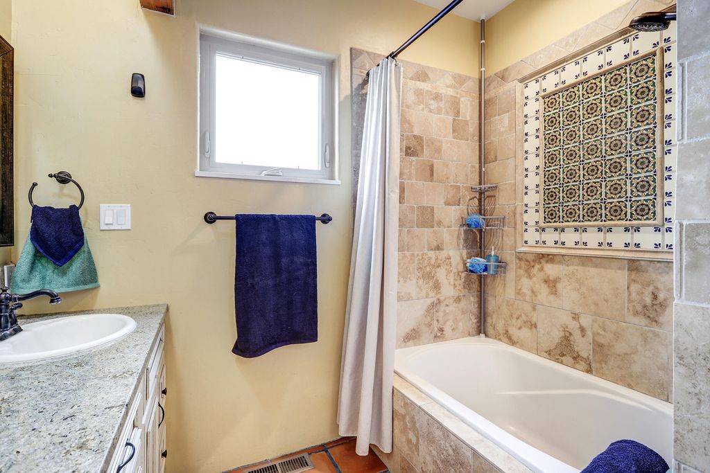 Image 14 of property listing at 2401 Kestrel Court NW, Albuquerque, NM 87107