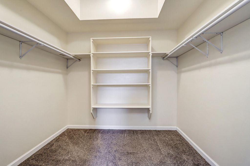 Image 15 of property listing at 2401 Kestrel Court NW, Albuquerque, NM 87107