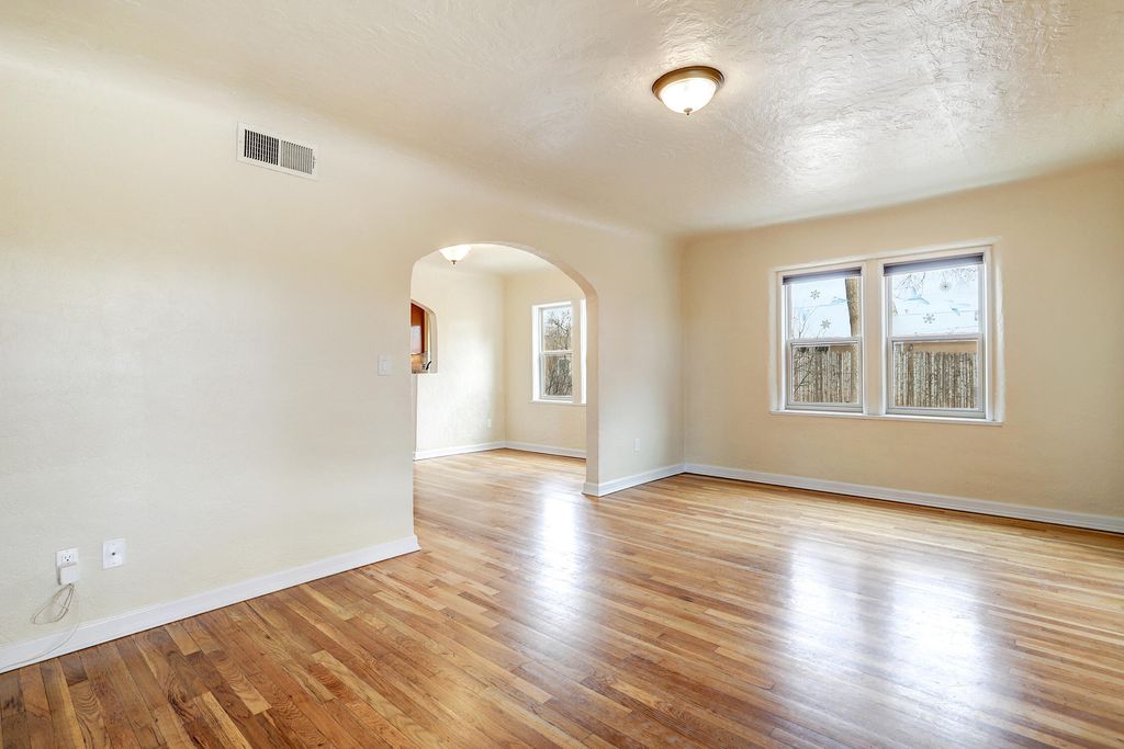 Image 16 of property listing at 2401 Kestrel Court NW, Albuquerque, NM 87107