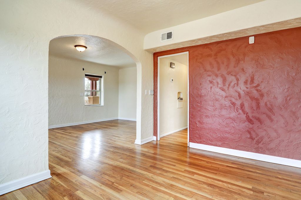 Image 20 of property listing at 2401 Kestrel Court NW, Albuquerque, NM 87107