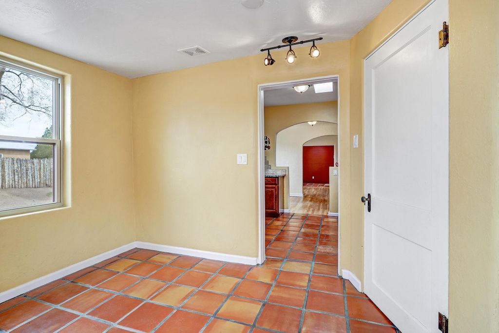 Image 21 of property listing at 2401 Kestrel Court NW, Albuquerque, NM 87107