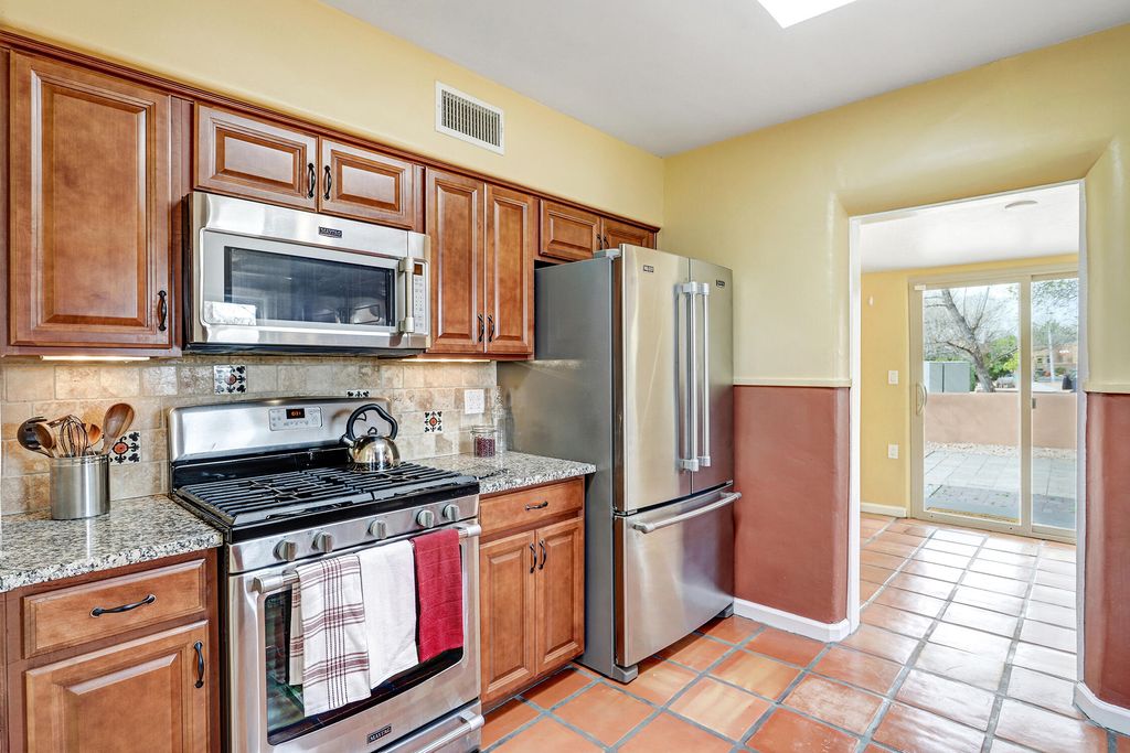 Image 22 of property listing at 2401 Kestrel Court NW, Albuquerque, NM 87107