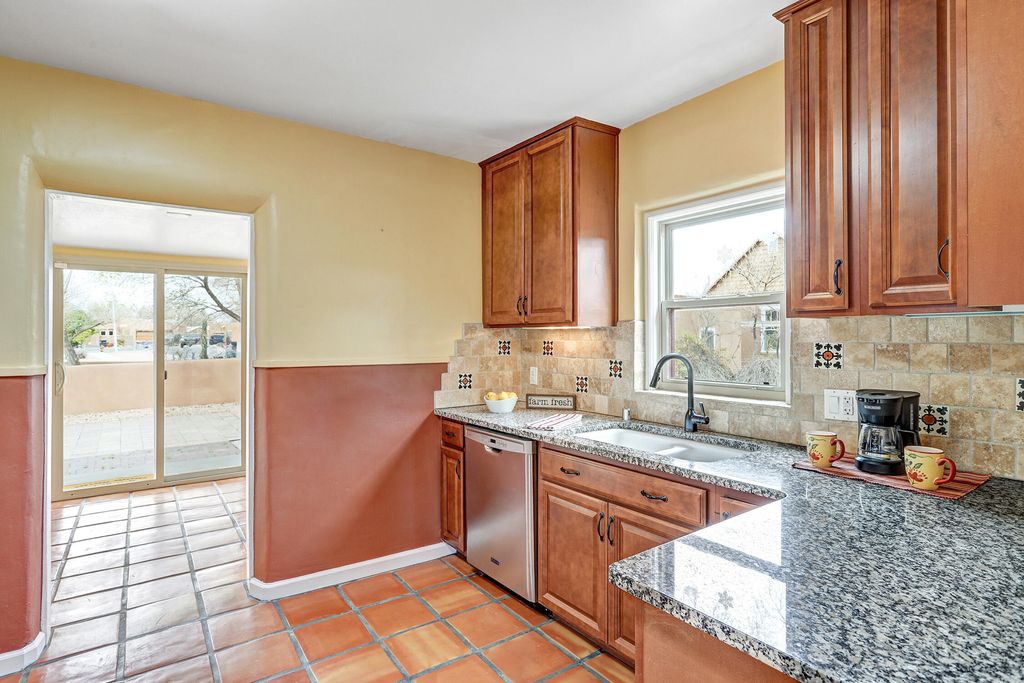 Image 23 of property listing at 2401 Kestrel Court NW, Albuquerque, NM 87107
