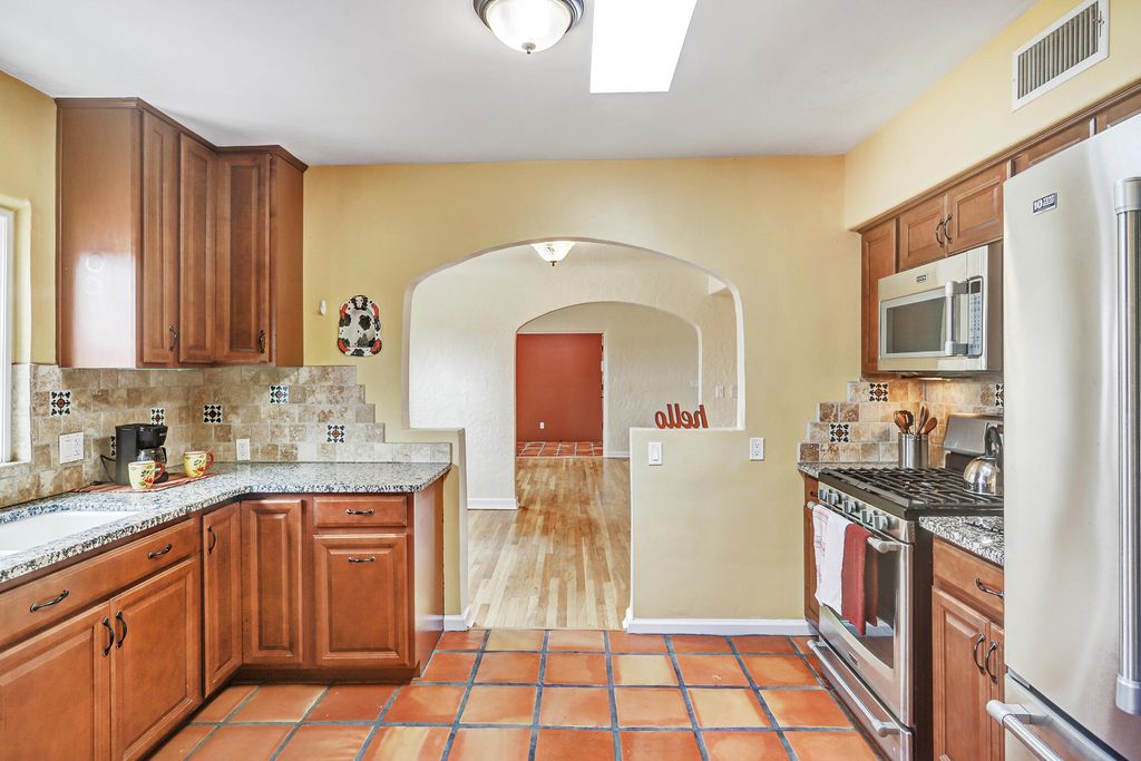 Image 24 of property listing at 2401 Kestrel Court NW, Albuquerque, NM 87107