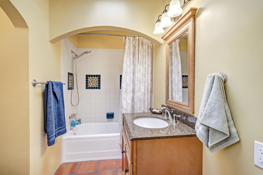 Image 25 of property listing at 2401 Kestrel Court NW, Albuquerque, NM 87107