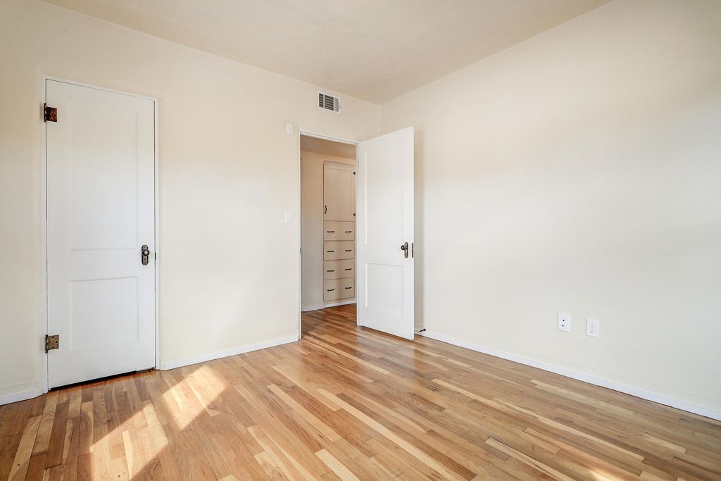 Image 26 of property listing at 2401 Kestrel Court NW, Albuquerque, NM 87107