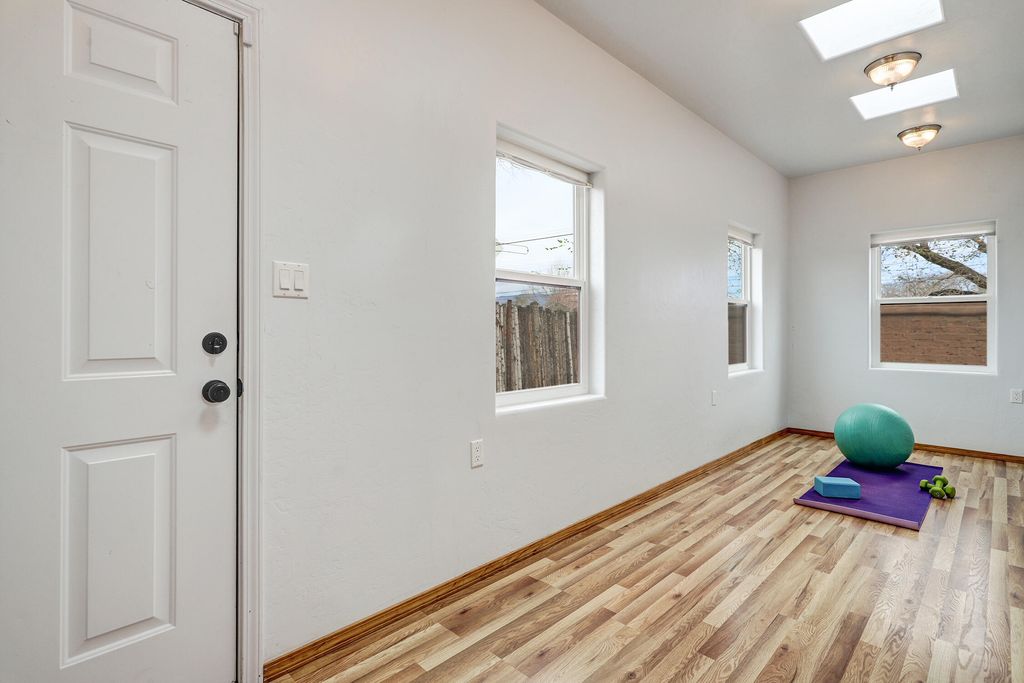 Image 32 of property listing at 2401 Kestrel Court NW, Albuquerque, NM 87107