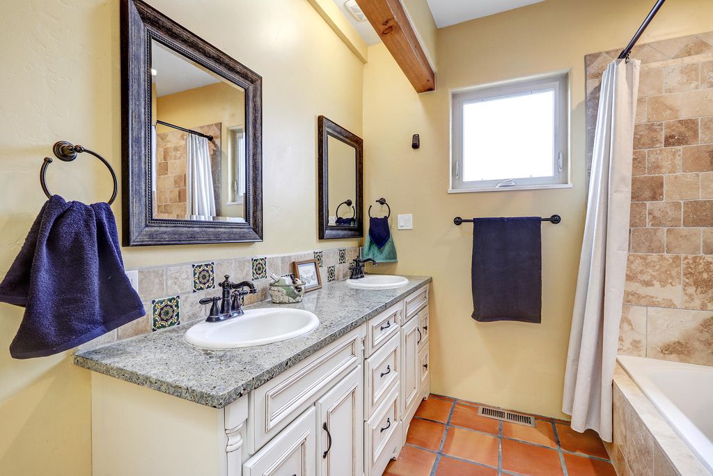 Image 4 of property listing at 2401 Kestrel Court NW, Albuquerque, NM 87107