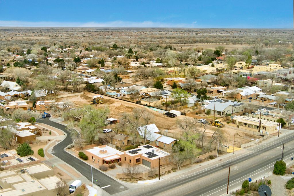 Image 48 of property listing at 2401 Kestrel Court NW, Albuquerque, NM 87107