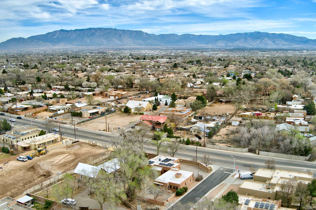 Image 50 of property listing at 2401 Kestrel Court NW, Albuquerque, NM 87107