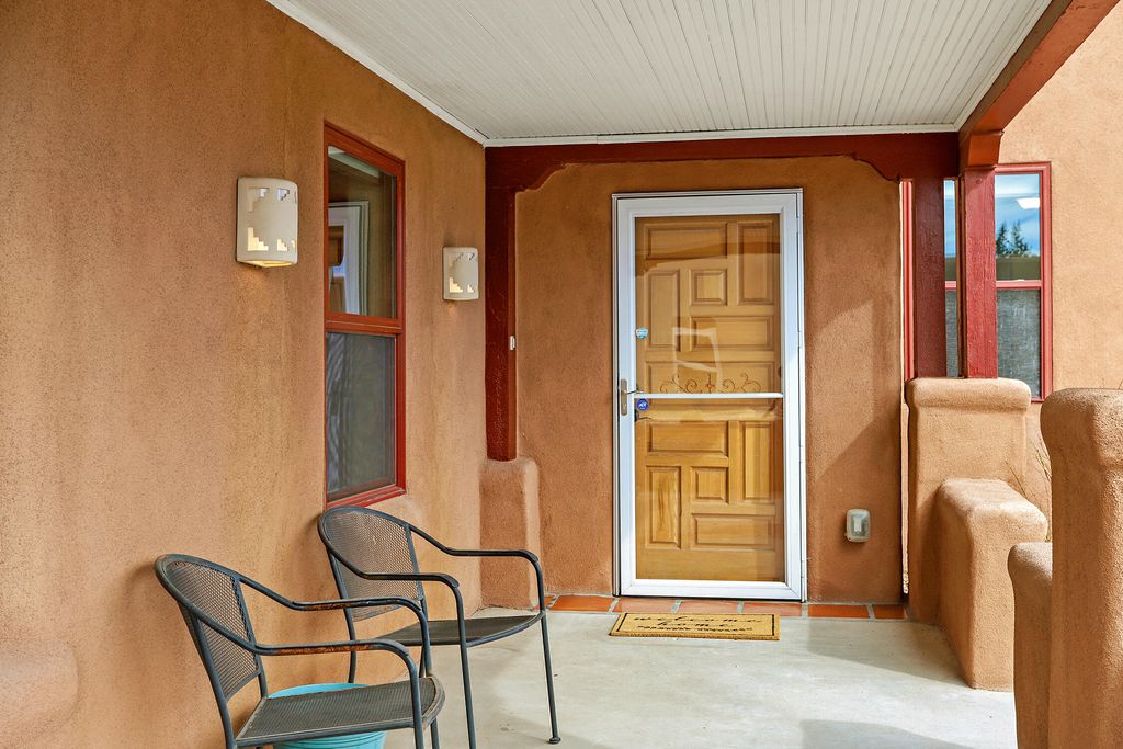 Image 6 of property listing at 2401 Kestrel Court NW, Albuquerque, NM 87107