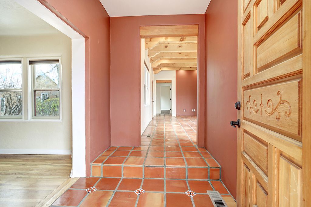 Image 7 of property listing at 2401 Kestrel Court NW, Albuquerque, NM 87107