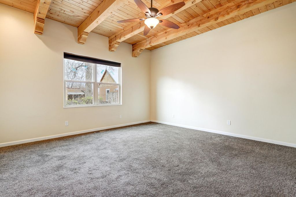 Image 8 of property listing at 2401 Kestrel Court NW, Albuquerque, NM 87107