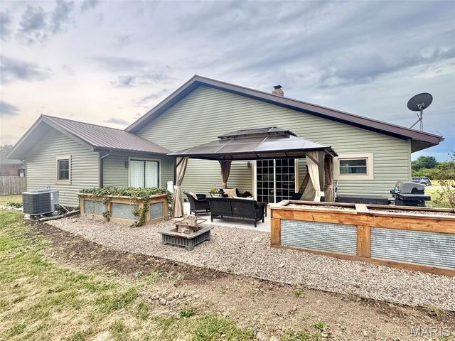 49374 Laura Drive, Hannibal, MO 63401