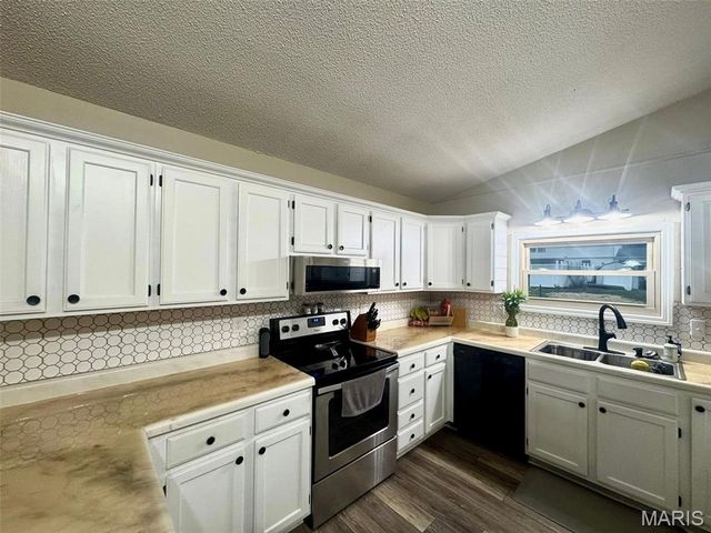 49374 Laura Drive, Hannibal, MO 63401