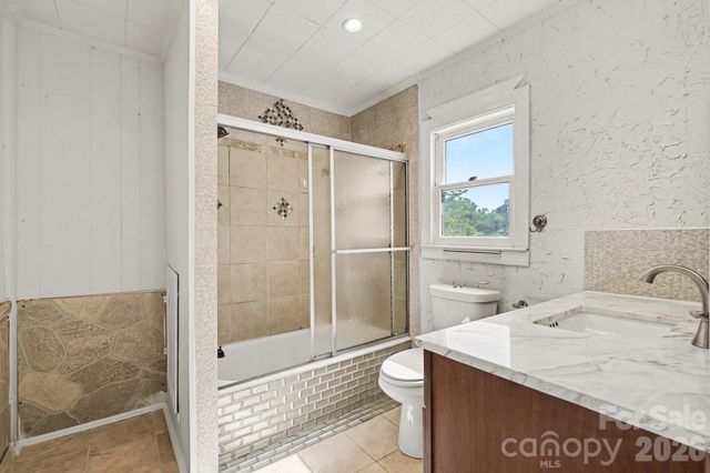 1402 1st Avenue Place NW, Hickory, NC 28601