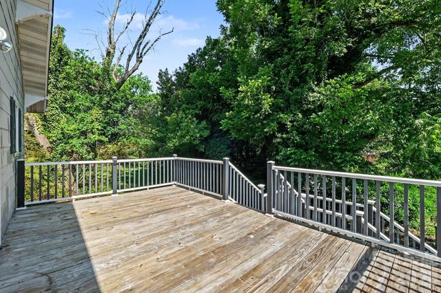 1402 1st Avenue Place NW, Hickory, NC 28601