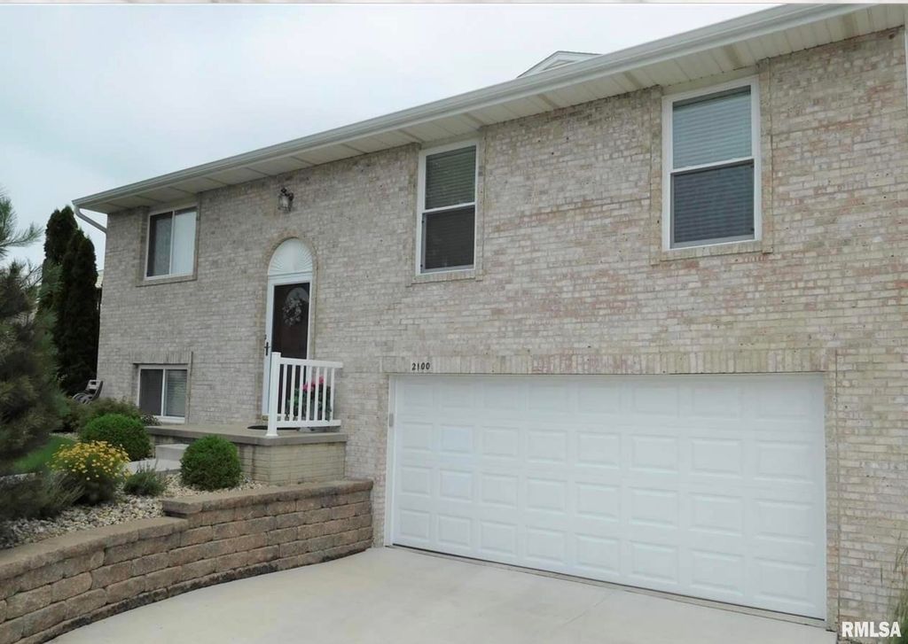 2100 S 2ND Avenue, Morton, IL 61550