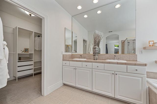5825 Oak Place Ct, Fair Oaks, CA 95628