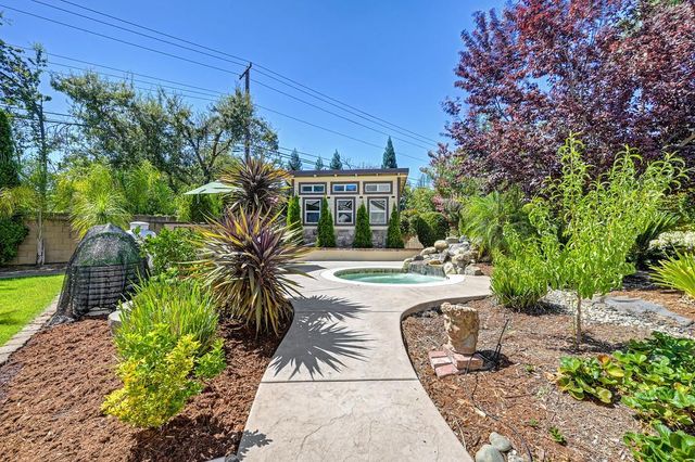5825 Oak Place Ct, Fair Oaks, CA 95628