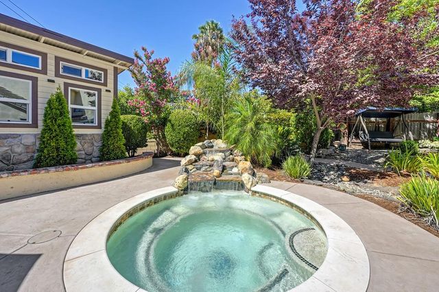 5825 Oak Place Ct, Fair Oaks, CA 95628