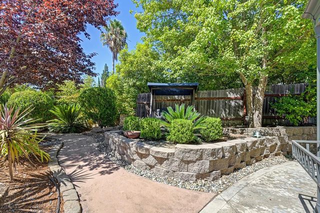 5825 Oak Place Ct, Fair Oaks, CA 95628
