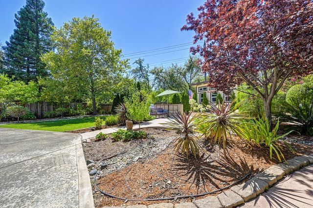 5825 Oak Place Ct, Fair Oaks, CA 95628