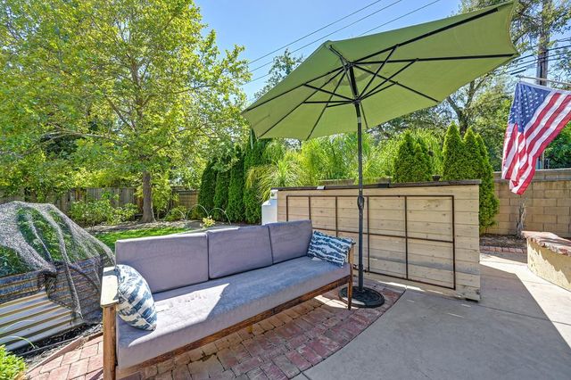5825 Oak Place Ct, Fair Oaks, CA 95628