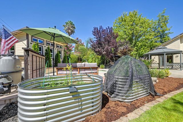 5825 Oak Place Ct, Fair Oaks, CA 95628