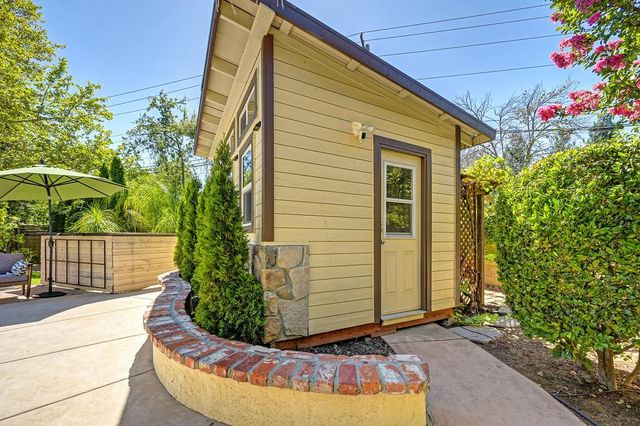 5825 Oak Place Ct, Fair Oaks, CA 95628