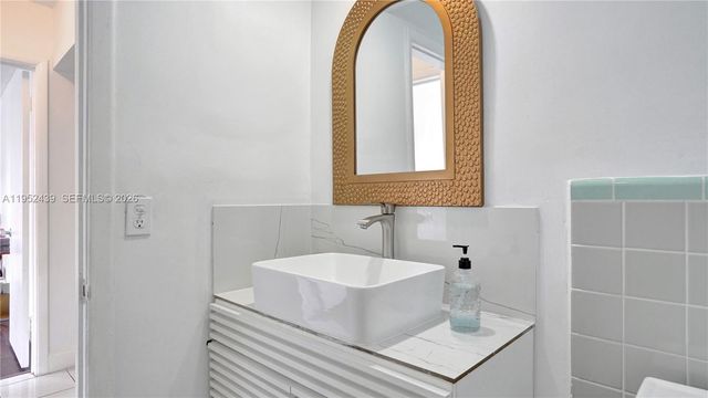 1105 N 31st Ct, Hollywood, FL 33021