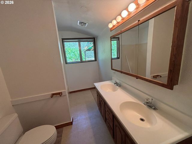 3817 E AMAZON Dr, Eugene, OR 97405