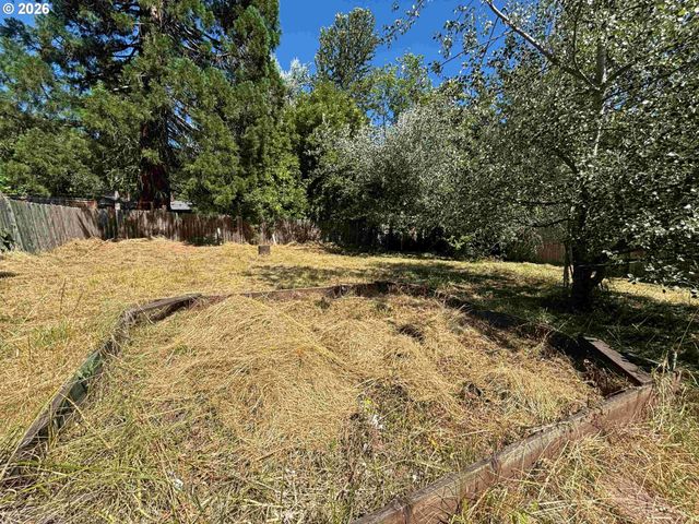 3817 E AMAZON Dr, Eugene, OR 97405