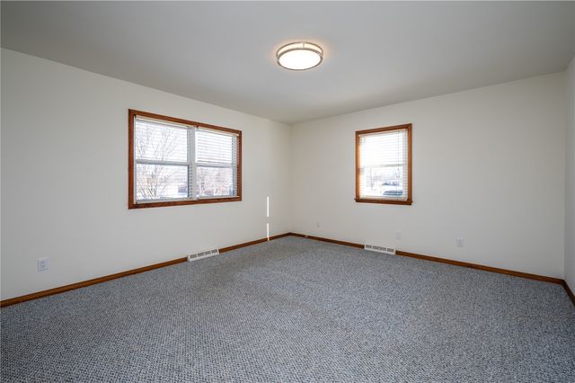 1402 E 3rd Street, Vinton, IA 52349