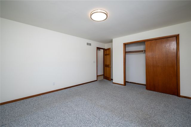 1402 E 3rd Street, Vinton, IA 52349