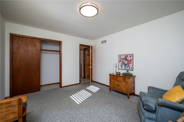 1402 E 3rd Street, Vinton, IA 52349