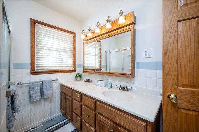 1402 E 3rd Street, Vinton, IA 52349