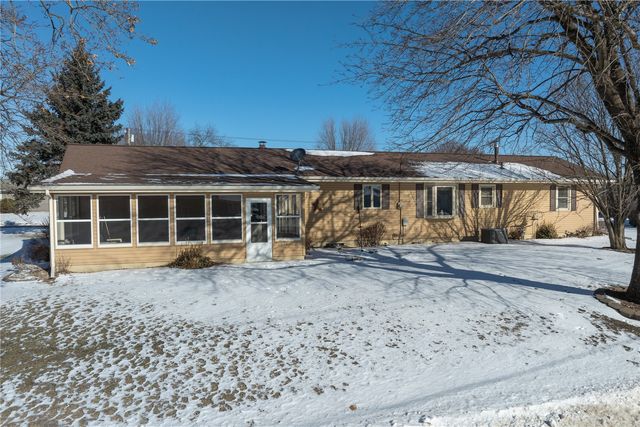 1402 E 3rd Street, Vinton, IA 52349