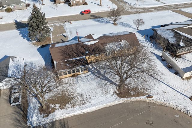 1402 E 3rd Street, Vinton, IA 52349